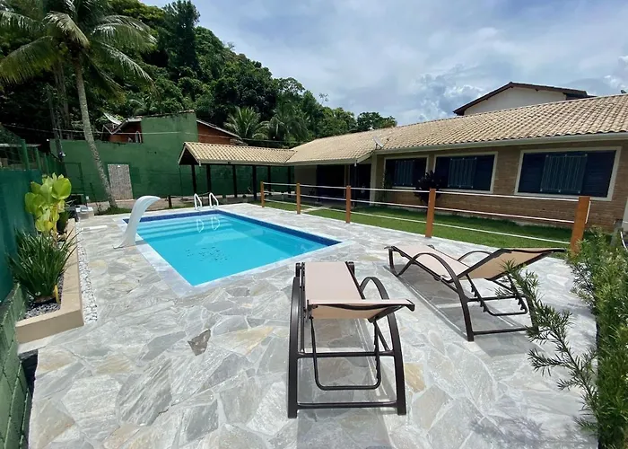 Ampla casa com piscina a 200 metros da praia do Lazaro e Sununga